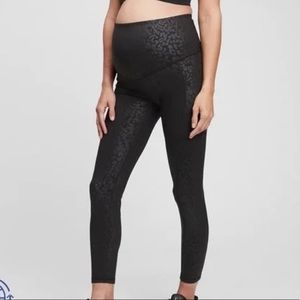 3/$25 Gap Fit Maternity Blackout Technology Animal Print Medium 7/8 Length